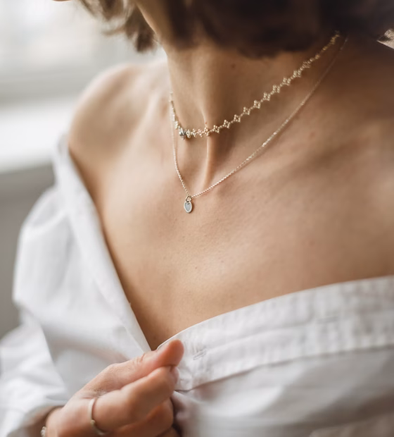 women-with-neckless women-with-neckless